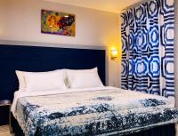 ein Schlafzimmer mit einem Bett und einem Gemälde an der Wand in der Unterkunft Retreat at Crystal Manatee in Crystal River