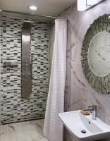 ein Badezimmer mit Waschbecken und Spiegel in der Unterkunft Retreat at Crystal Manatee in Crystal River