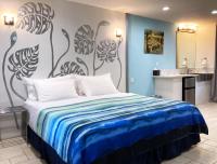 ein Schlafzimmer mit einem Bett und ein Badezimmer in der Unterkunft Retreat at Crystal Manatee in Crystal River
