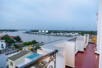 vistas al río desde el balcón de un edificio en Senior Hotel 2, en Can Tho