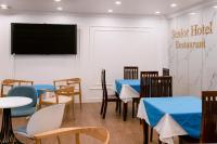 Un comedor con mesas y sillas y un televisor de pantalla plana. en Senior Hotel 2, en Can Tho