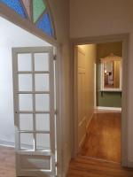 ein leeres Zimmer mit einer Tür und einem Spiegel in der Unterkunft NIMES FOULC in Nîmes