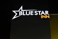 Blue Star Innに飾ってある許可証、賞状、看板またはその他の書類