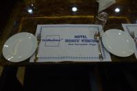 una mesa con platos y utensilios en Hotel Gridhakuta International, en Rajgir