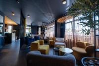 un vestíbulo con sofás y sillas y un bar en V Business Apartments Böblingen, en Böblingen