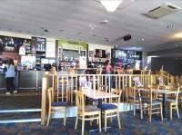 Loungen eller baren på The James Lodge