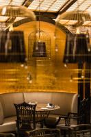 澳门澳门卡尔拉格斐奢华酒店大楼的一间带桌椅和鸟笼的用餐室