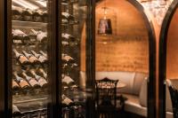 澳门澳门卡尔拉格斐奢华酒店大楼的一间装满大量葡萄酒的房间