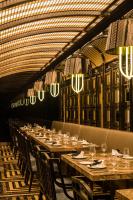 澳门澳门卡尔拉格斐奢华酒店大楼的房间里一排长长的桌子，灯光明亮。