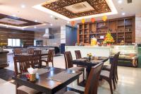 ein Restaurant mit Tischen und Stühlen und eine Bar in der Unterkunft Galina Hotel & Spa in Nha Trang