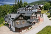 Nespecifikovaný výhled na hory nebo výhled na hory při pohledu z hotelu