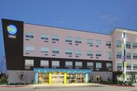 Un gran edificio con un cartel de tku. en Tru by Hilton Bryan College Station, en Bryan