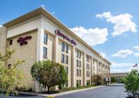 Un edificio con un cartel al costado. en Hampton Inn Cleveland-Solon, en Solon