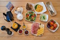 Una mesa de madera con platos de comida encima. en Apartamenty Pomarańczarnia, en Poznan