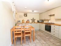 Kuchyň nebo kuchyňský kout v ubytování Primrose Cottage Stow