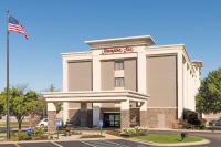 Un edificio con una bandera estadounidense en frente. en Hampton Inn Grand Rapids-South, en Wyoming