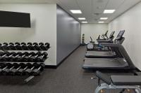 Doubletree By Hilton Jamestown, Nyにあるフィットネスセンターまたはフィットネス設備