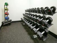 Doubletree By Hilton Jamestown, Nyにあるフィットネスセンターまたはフィットネス設備