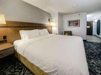 Doubletree By Hilton Jamestown, Nyにあるベッド