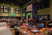 un vestíbulo con sofás, sillas y un escenario en The Central Station Memphis, Curio Collection By Hilton, en Memphis