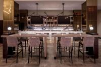 Khu vực lounge/bar tại Embassy Suites By Hilton Minneapolis Downtown Hotel