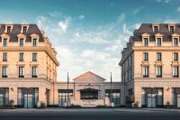 リヤドにあるMansard Riyadh, a Radisson Collection Hotelの隣接する二棟の造り