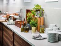 un bancone della cucina con bottiglie, piatti e piante di Dosłońce Resort Wellness & Farm a Raclawice