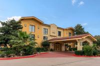 un gran edificio amarillo con entrada roja en Super 8 by Wyndham The Woodlands North, en The Woodlands