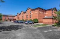Un gran edificio de ladrillos con coches aparcados en un estacionamiento. en Extended Stay America Suites - Cleveland - Middleburg Heights, en Middleburg Heights