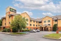 Un hotel con coches aparcados en un estacionamiento. en Extended Stay America Suites - Boston - Westborough - Connector Road, en Westborough