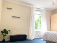 Půdorys ubytování Canterbury King bed house with Free Parking & Garden