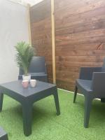 a table and two chairs with a plant on it at Studio cosy avec terrasse, proche Chantiers et Airbus in Saint-Nazaire