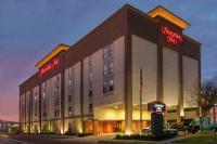 un edificio de hotel con un cartel que dice hampton inn en Hampton Inn Metairie, en Metairie