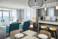 Hilton Grand Vacations Club Ocean Enclave Myrtle Beachにあるキッチンまたは簡易キッチン