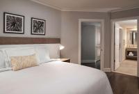 Hilton Grand Vacations Club Ocean Enclave Myrtle Beachにあるベッド