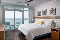 Hilton Grand Vacations Club Ocean Enclave Myrtle Beachにあるベッド
