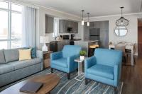 Hilton Grand Vacations Club Ocean Enclave Myrtle Beachにあるキッチンまたは簡易キッチン