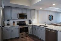 Hilton Grand Vacations Club Ocean Enclave Myrtle Beachにあるキッチンまたは簡易キッチン