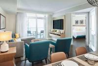 Hilton Grand Vacations Club Ocean Enclave Myrtle Beachにあるテレビまたはエンターテインメントセンター