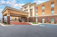 una vista frontal de un hotel con bandera americana en Hampton Inn Vincennes, en Vincennes