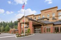 un hotel con una bandera americana delante de él en Hilton Garden Inn Olympia, WA, en Olympia