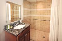 Hilton Grand Vacations Club Tuscany Village Orlandoにあるバスルーム