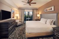 Hilton Grand Vacations Club Tuscany Village Orlandoにあるベッド