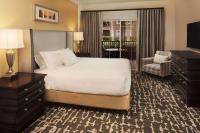 Hilton Grand Vacations Club Tuscany Village Orlandoにあるベッド