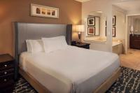 Hilton Grand Vacations Club Tuscany Village Orlandoにあるベッド