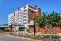 un hotel con dos banderas americanas encima en DoubleTree by Hilton Neenah, en Neenah