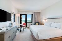 Ein Bett oder Betten in einem Zimmer der Unterkunft The Lodge at Gulf State Park, A Hilton Hotel