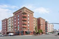 un gran edificio de ladrillo con un cartel en la parte superior en Hampton Inn Seattle&#47;Everett Downtown, en Everett