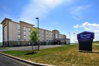 Un gran edificio con un cartel delante. en Hampton Inn &amp; Suites Truro, NS, en Truro