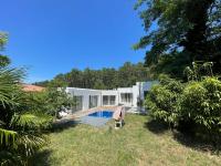 an exterior view of a house with a swimming pool at La Casba 15 mm plage Contis in Lévignacq